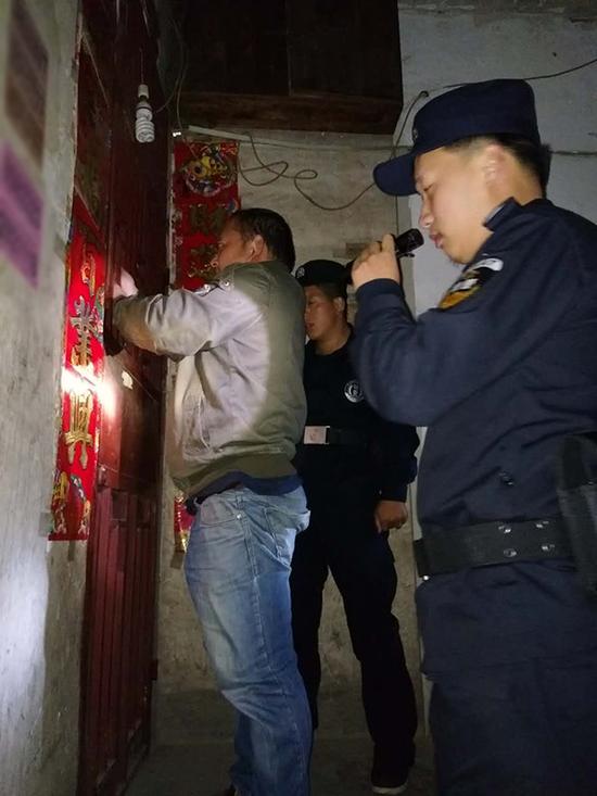 鲁贡镇粗心妈妈误将幼女锁家中 
