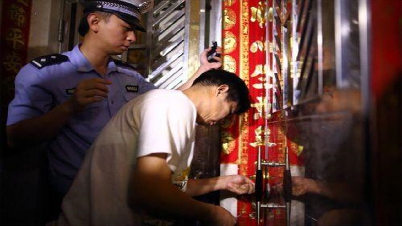 鲁贡镇请开锁师傅开了锁后，师傅